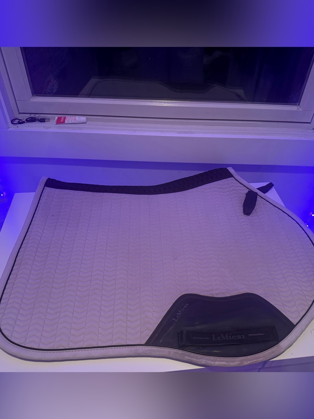 Lemieux cream used saddle pad. Size large. Used with my 17.5 saddle!